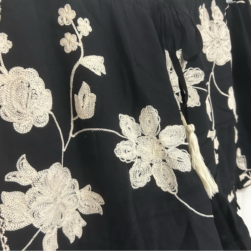 A Beautiful Soul Black Embroidered Floral Shorts Size L Boho Festival Tassel - Picture 3 of 10